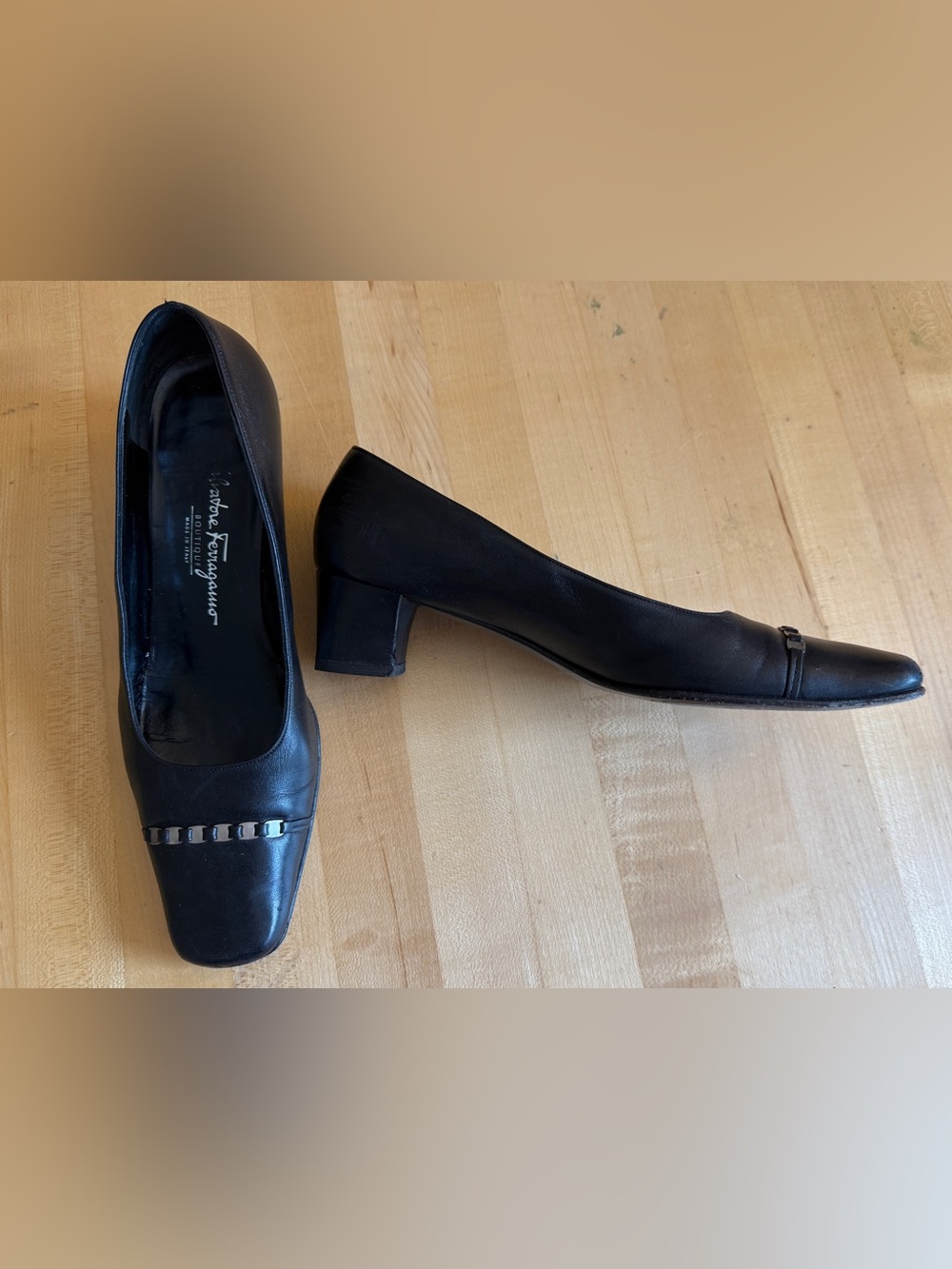 Salvatore Ferragamo Boutique Leather Black Chain Pumps Low Heels 8.5 AA Italy - Picture 2 of 13